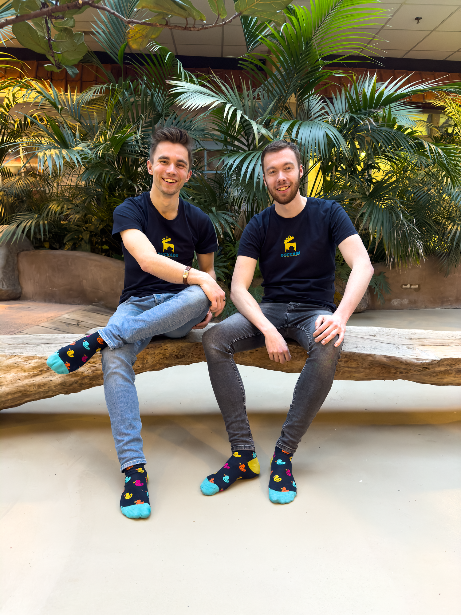 Wij zijn Duncan en Pieter, de oprichters van Duckado. Onze missie is om een glimlachop ieder zijn gezicht te toveren met onze persoonlijke badeendjes